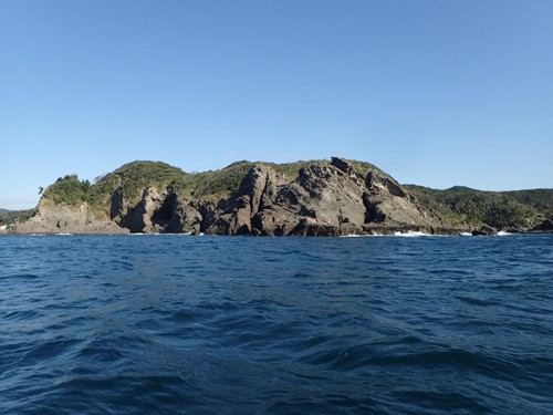 弓ヶ浜から2km沖のタライ岬(荒神)を沖から見る