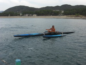 弓ヶ浜から八丈島までカヌーで島渡りする男