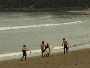 伊豆の弓ヶ浜でロングボードでサーフィン