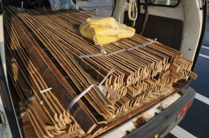炭窯で燻した孟宗竹で竹壁を造る　燻竹壁