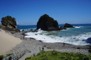 下田の田牛海水浴場のサンドスキー場と竜宮窟を写真レポート