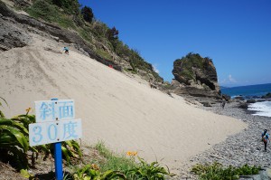 下田の田牛海水浴場のサンドスキー場と竜宮窟を写真レポート