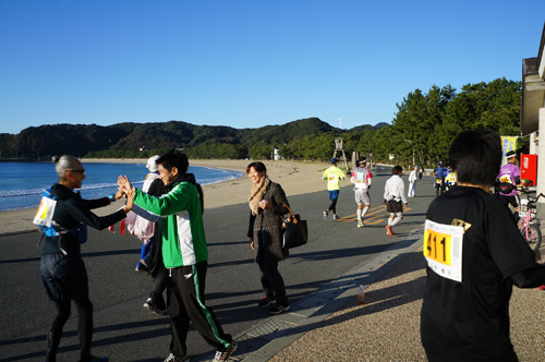 南伊豆町ウルトラマラソンで１２km地点の弓ヶ浜エイドステーション前