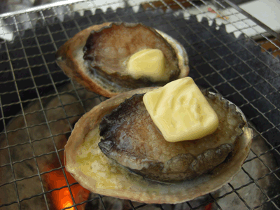 アワビ炭火焼きにバターを乗せるとアワビステーキです。