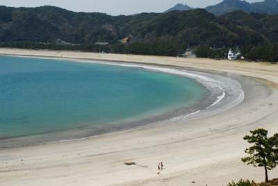 1kmに渡る白砂ビーチの弓ヶ浜