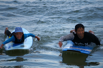 弓ヶ浜でサーフィン体験、初めての子供でも立てます！
