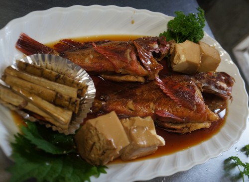 船釣りで釣った魚は船長のコテージオーナーが無料で調理して夕食に出します。