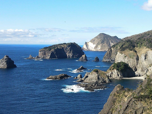 伊豆半島最南端の石廊崎から南伊豆の海岸線を眺める