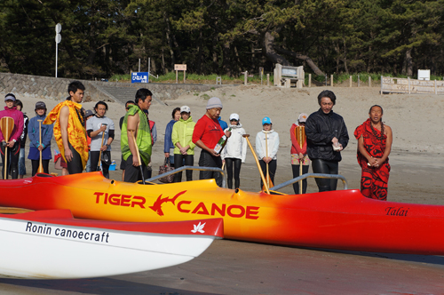 塩島さんの3人乗りアウトリガーカヌー OC-3"Talai"の新艇進水式(2013年3月2日)