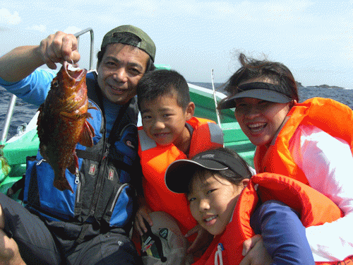 ファミリー貸切釣り船体験ツアー、家族全員で夕食の一品を釣り上げます