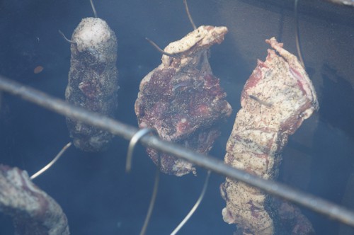 チップからスモークが出てきたら猪バラ肉をつるす