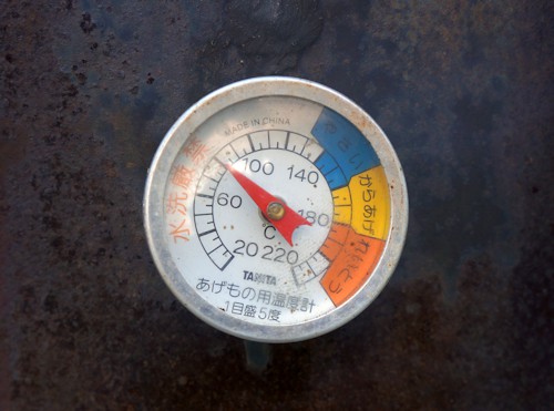 燻製機の温度計、温燻70度前後