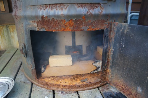 熱源は炭火にこだわる、電熱器とは味が違います