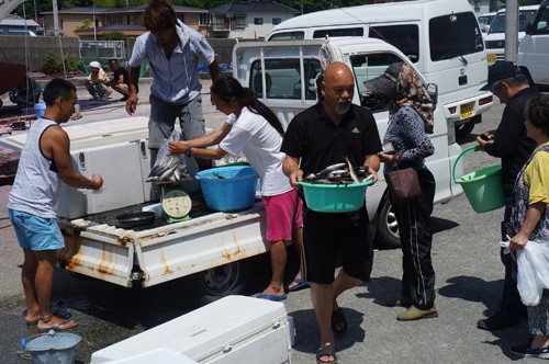 駿河丸の朝獲れタカベの朝市には住民が行列します。