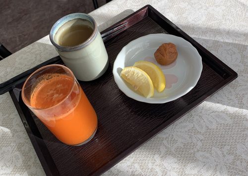 8日目の朝食はにんじんジュース1杯でランチからいよいよ捕食が始まる。