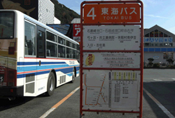 伊豆急下田駅下車バス乗り場4番線、弓ヶ浜行き。